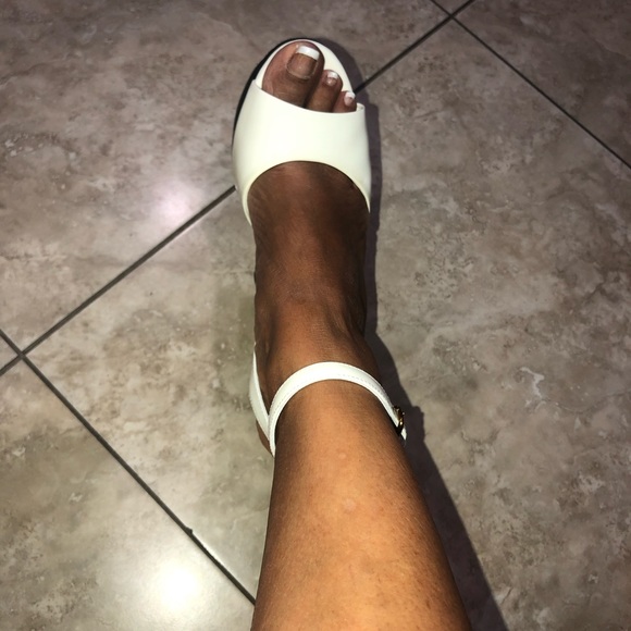 Yves SaintLaurent Rive Gauche Wedge Heel - Picture 8 of 8